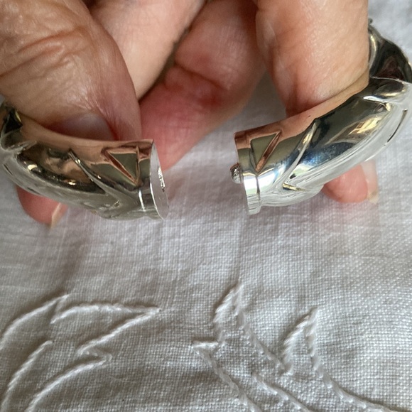 NWOT SEQUIN rd bracelet w/embossed “x” around it. $30 - Picture 3 of 5